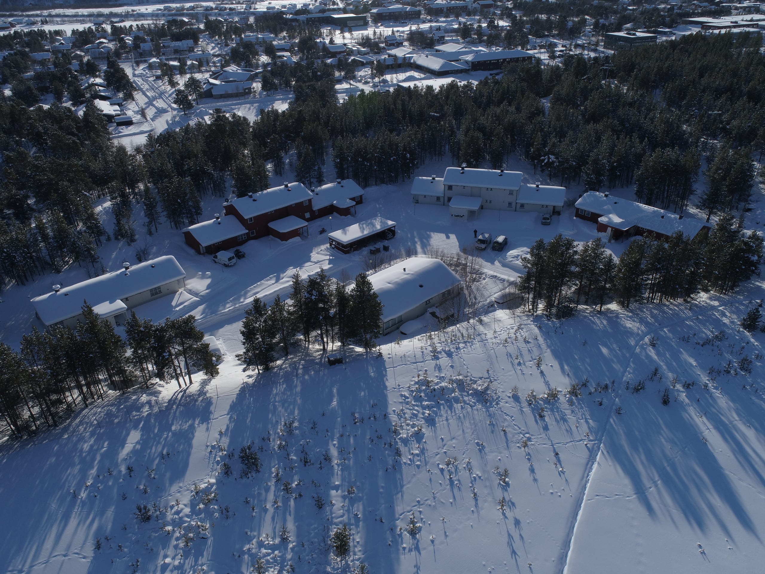 Dronebilde av bygningene og det snødekte området i Karasjok