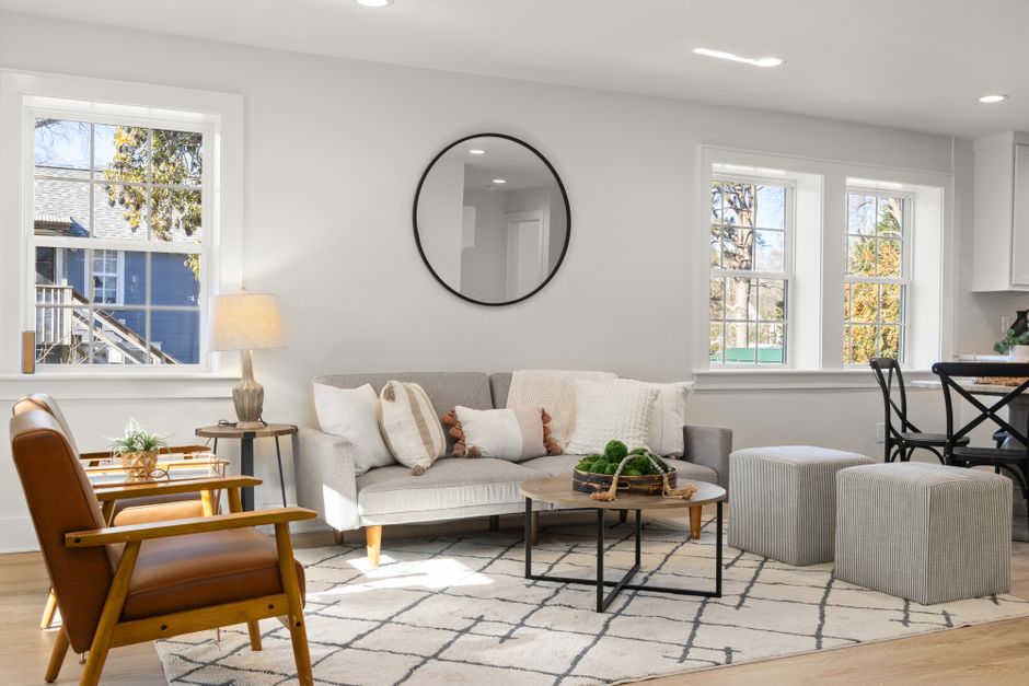 Lys og velholdt stue i moderne leilighet